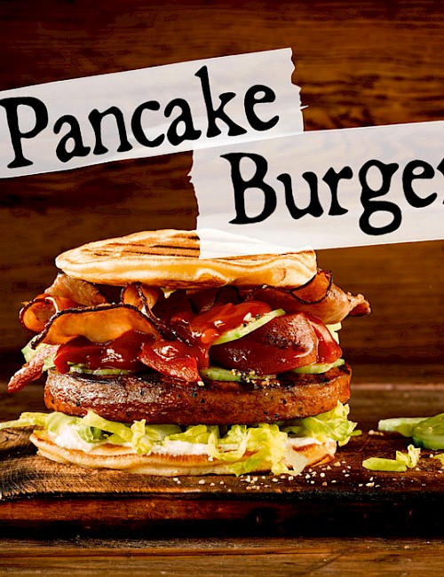 Rezept Pancake Burger auf Brettchen serviert