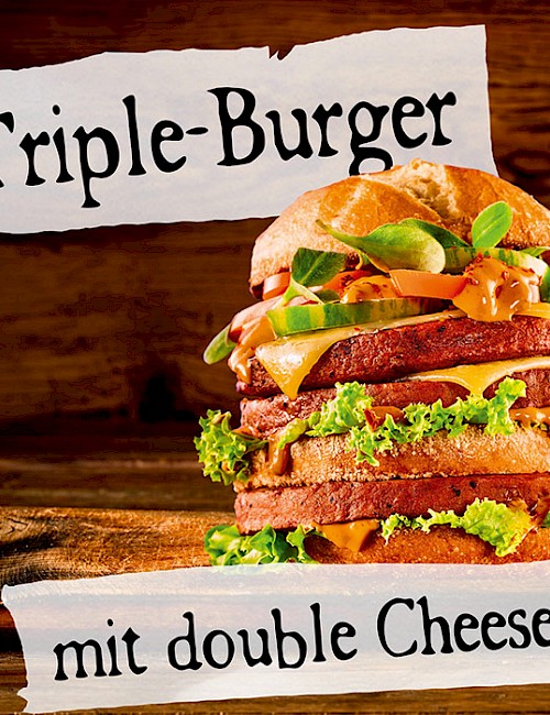 Trible Burger mit double Cheese schmackhaft angerichtet