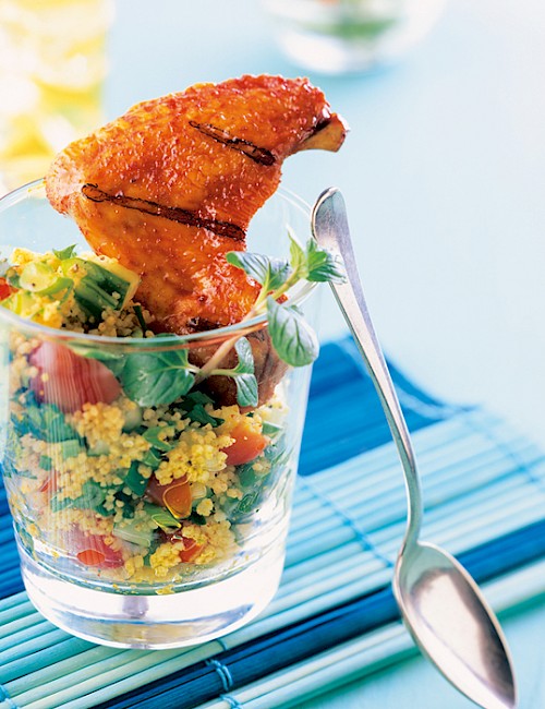 Cous-Cous Salat und Hähnchenflügel im Glas