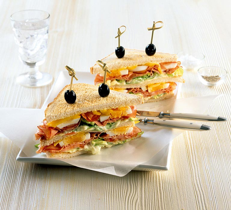 Monster-Sandwich auf Teller angerichtet