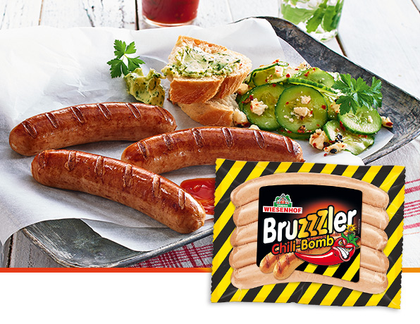 Bruzzzler Chili-Bomb mit Gurkenscheiben und Brot