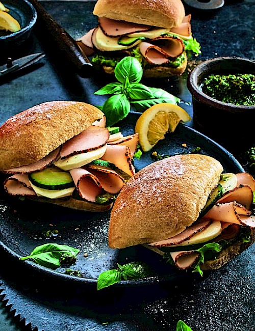 Sandwich mit Hähnchen Braten auf rustikaler Platte angerichet
